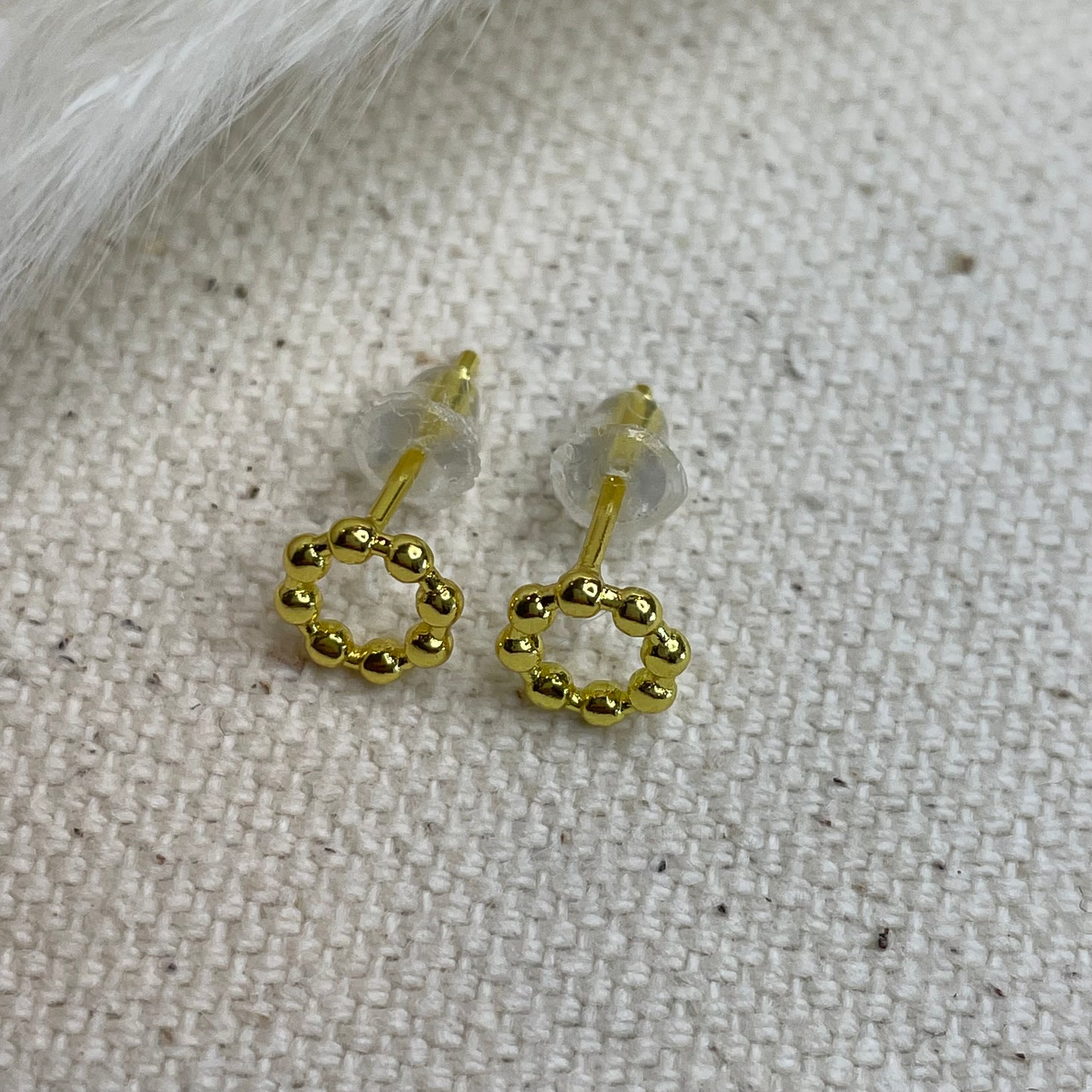 Tiny Ribbed Open Circle Stud Earrings